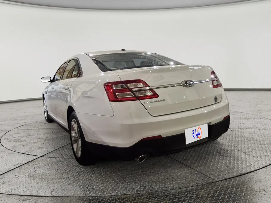 2018 Ford Taurus SE 