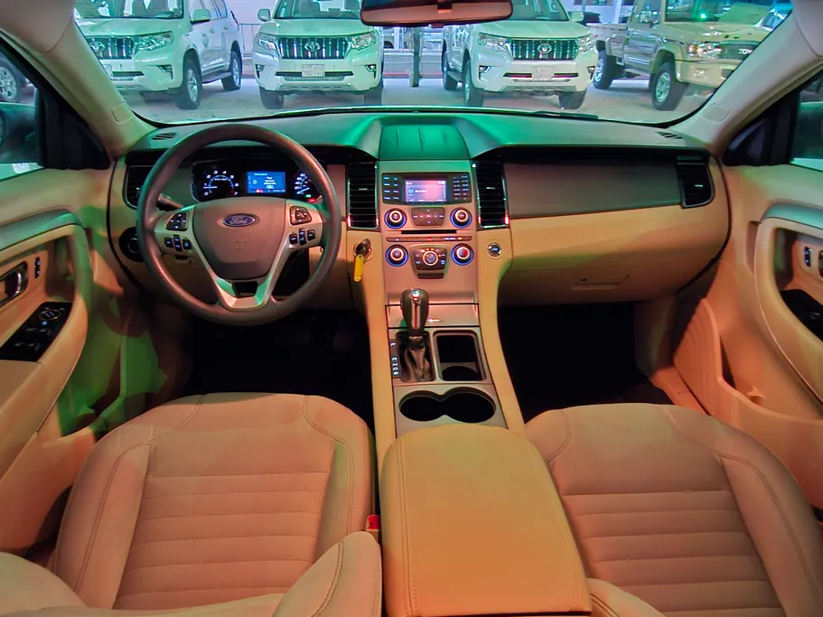 2018 Ford Taurus SE 