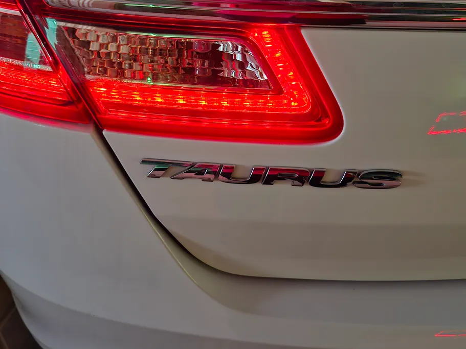 2018 Ford Taurus SE 