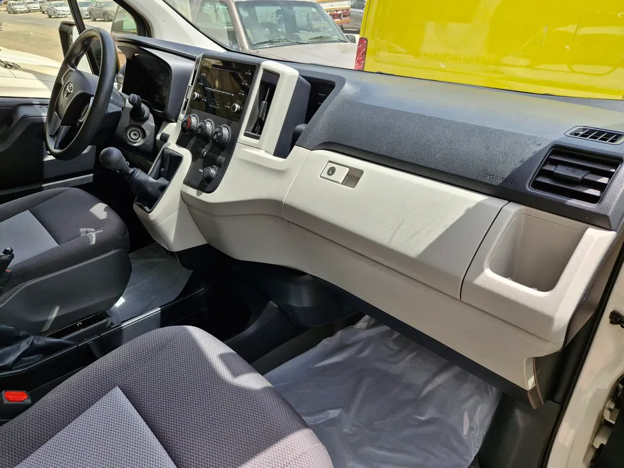 2023 Toyota Haice ركاب 