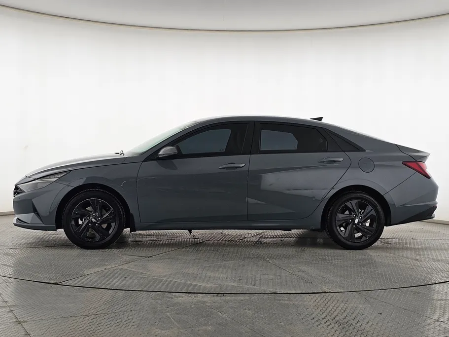 2022 Hyundai Elantra Smart 