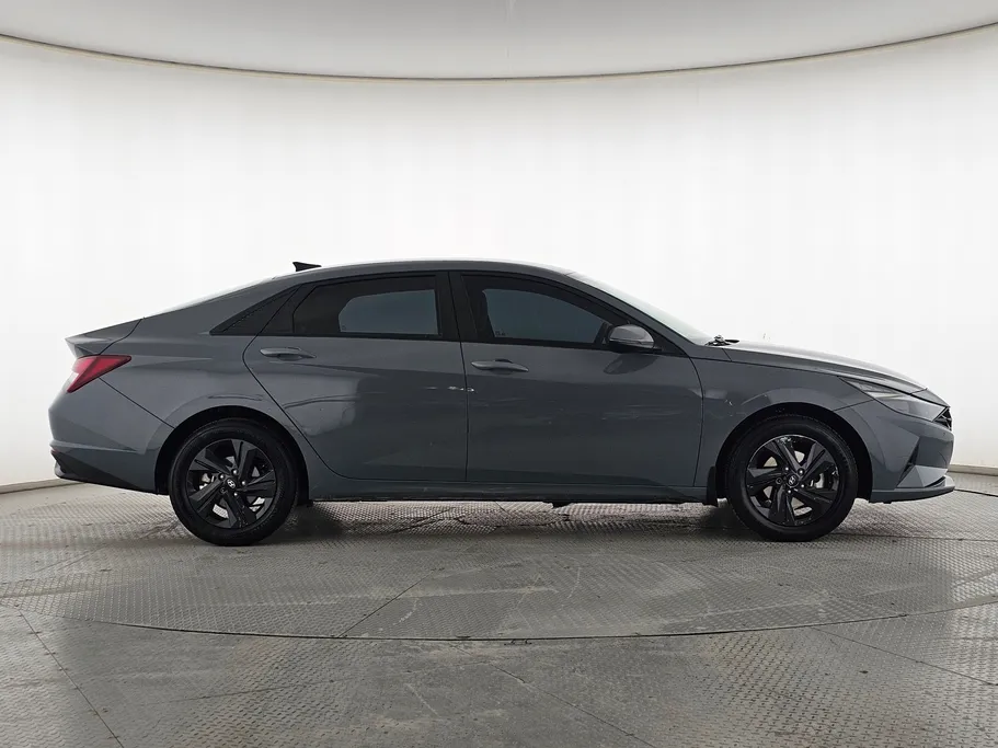 2022 Hyundai Elantra Smart 