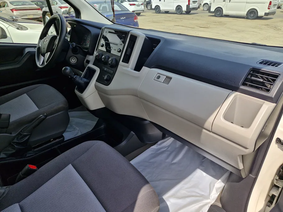 2023 Toyota Haice ركاب سقف عالي 