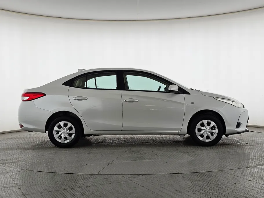 2022 Toyota Yaris  Y 