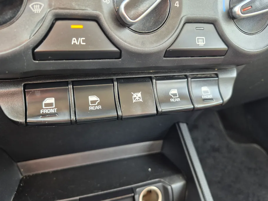 2022 Kia Pegas LX 