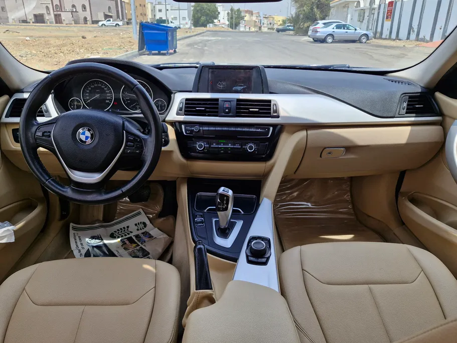 بي ام دبليو الفئة الثالثة 320i  2018 