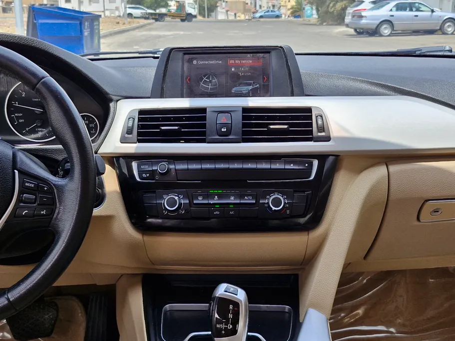 بي ام دبليو الفئة الثالثة 320i  2018 