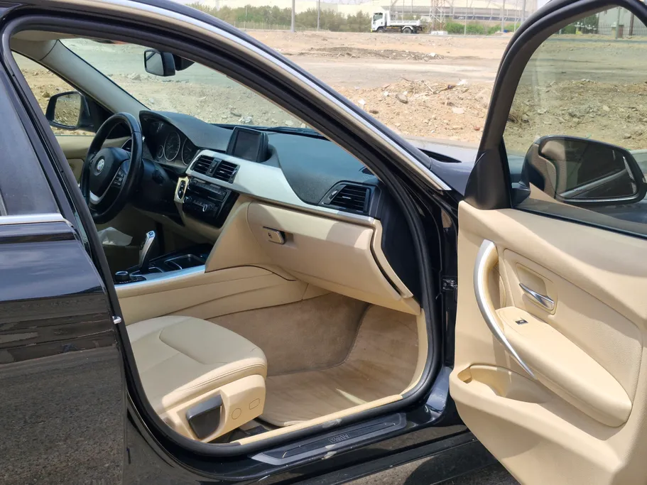 بي ام دبليو الفئة الثالثة 320i  2018 