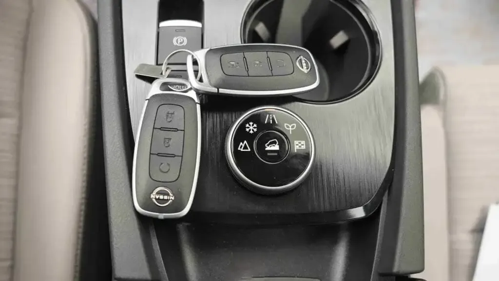 نيسان أكس تريل SV 2025 