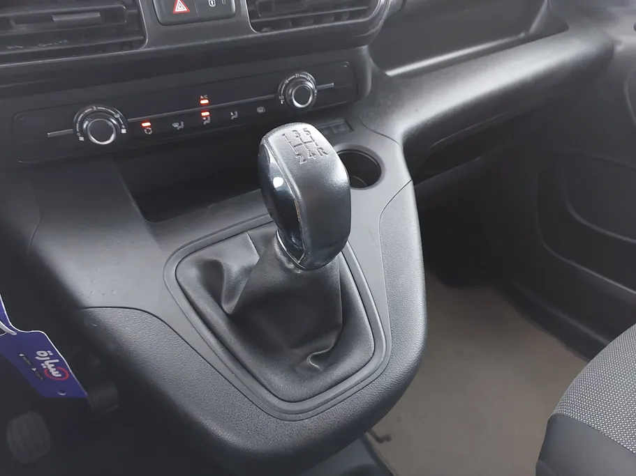 2023 Peugeot Partner Short van 