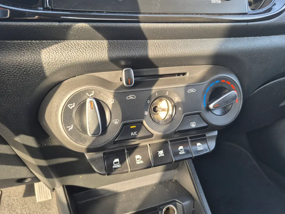2022 Kia Pegas LX 