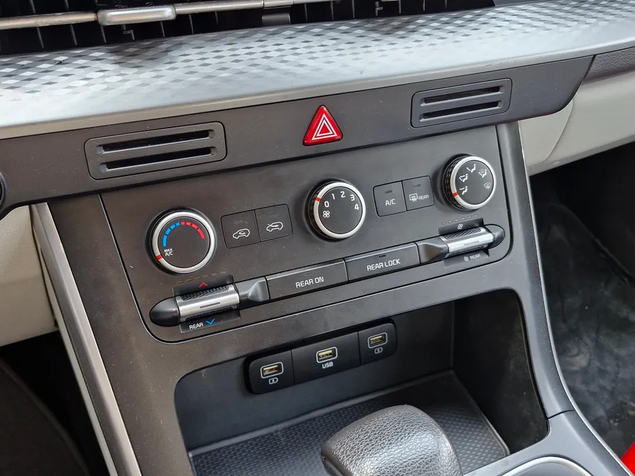 2023 Kia Carnival LX 