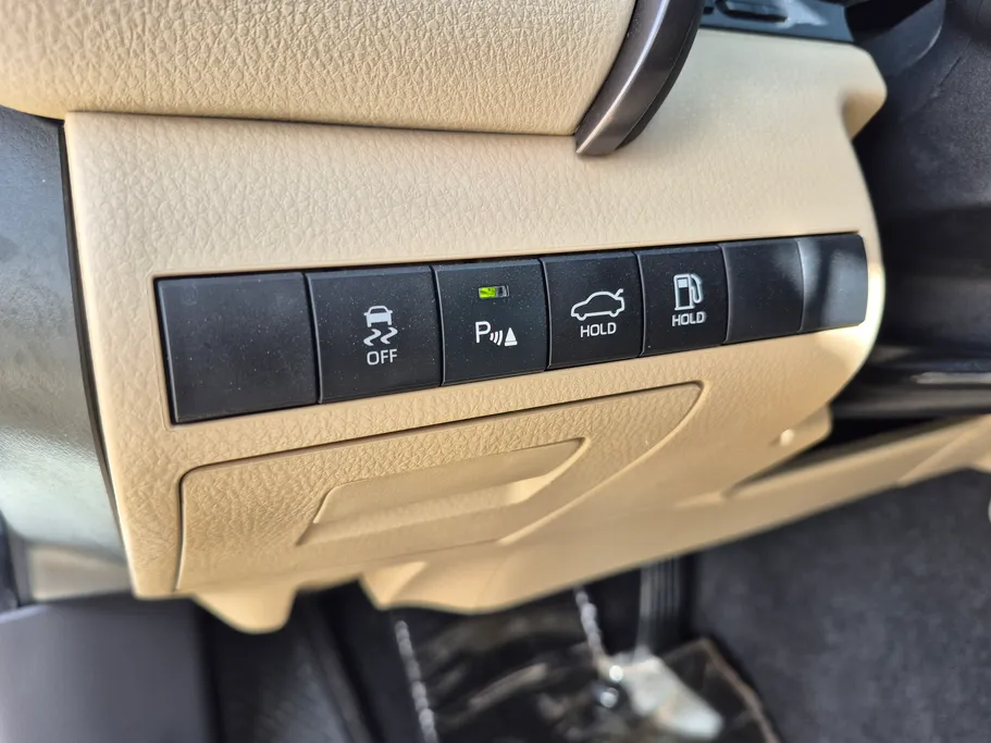 2022 Toyota Camry  LE HEV 