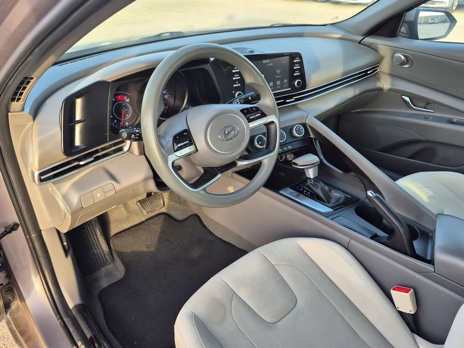 2022 Hyundai Elantra Smart 