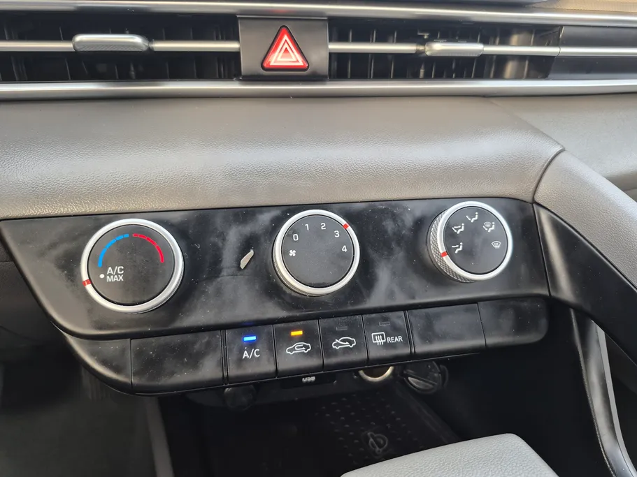 2022 Hyundai Elantra Smart 