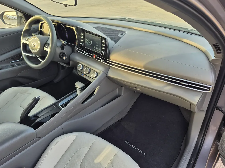 2022 Hyundai Elantra Smart 