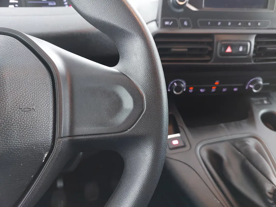 2022 Peugeot Partner Short van 