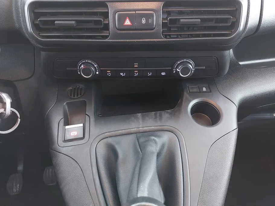 2022 Peugeot Partner Short van 
