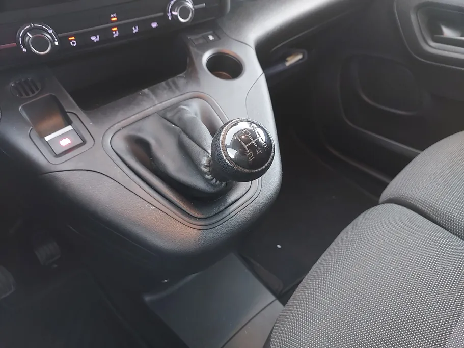 2022 Peugeot Partner Short van 