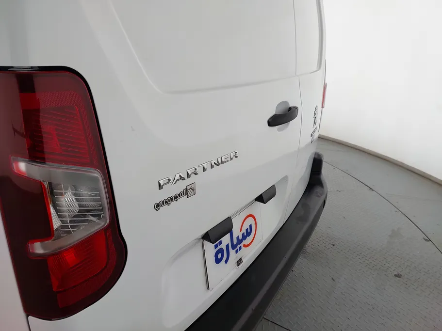 2022 Peugeot Partner Short van 