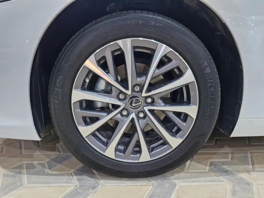 2024 Lexus ES 300 H 