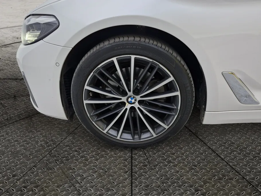 2022 BMW 5 Series 520i 