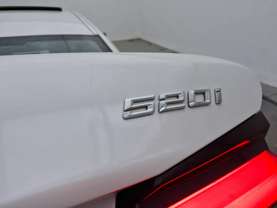 بي ام دبليو الفئة الخامسة 520i 2022 