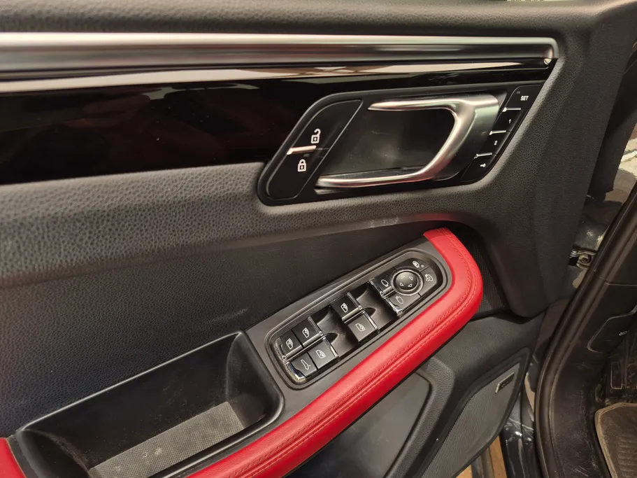 2021 Porsche Macan BASE 