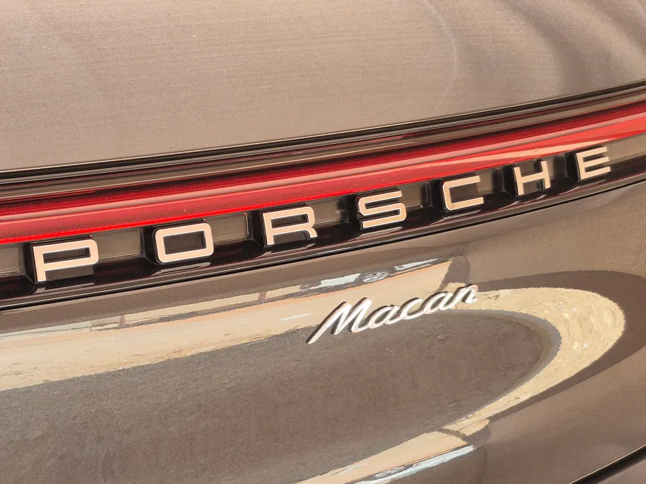 2021 Porsche Macan BASE 