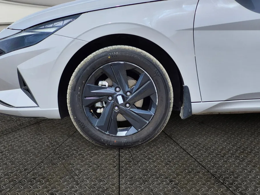 2023 Hyundai Elantra Smart 