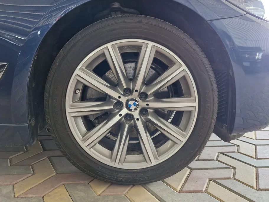 2023 BMW 5 Series 520i 