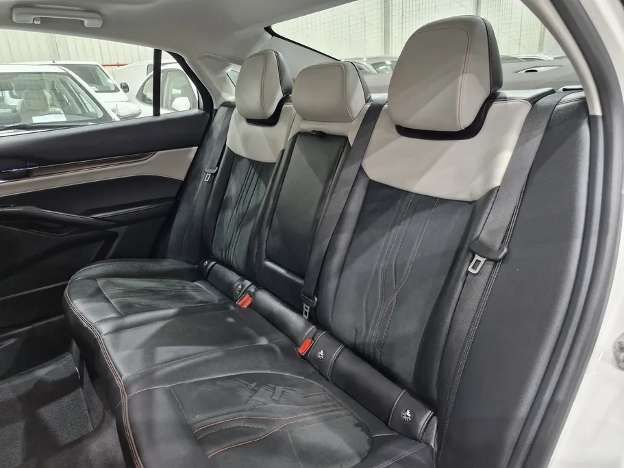 2022 Ford Taurus Titanium 
