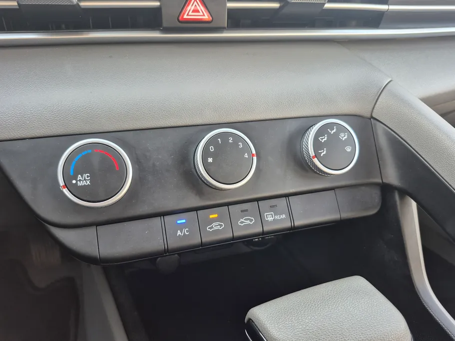 2022 Hyundai Elantra Smart 