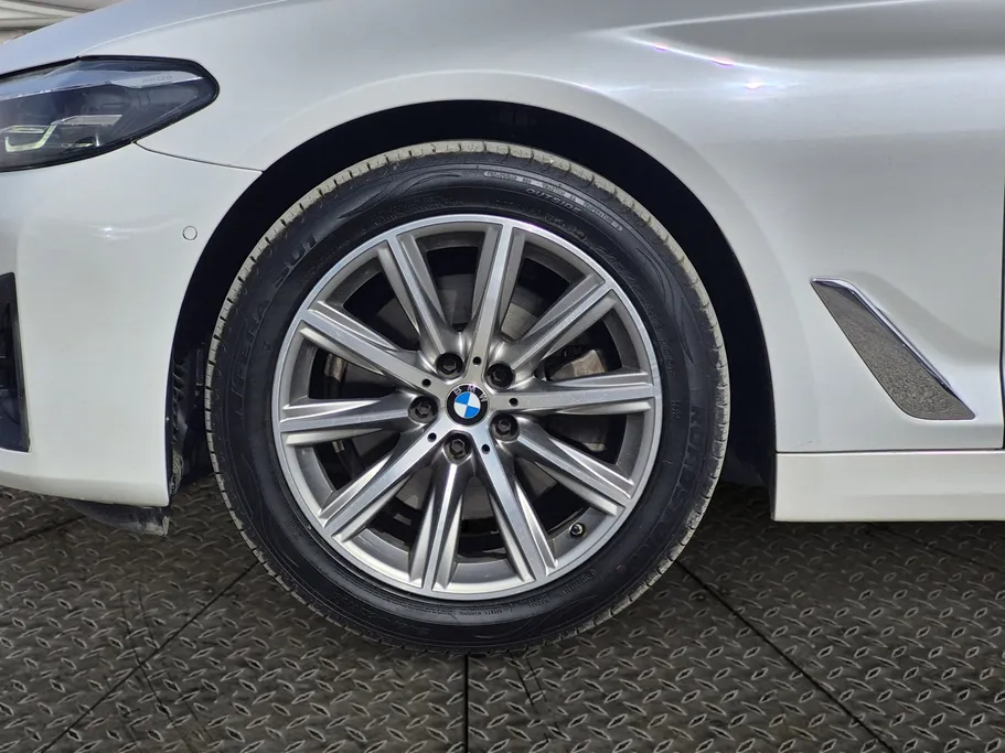 2023 BMW 5 Series 520i 