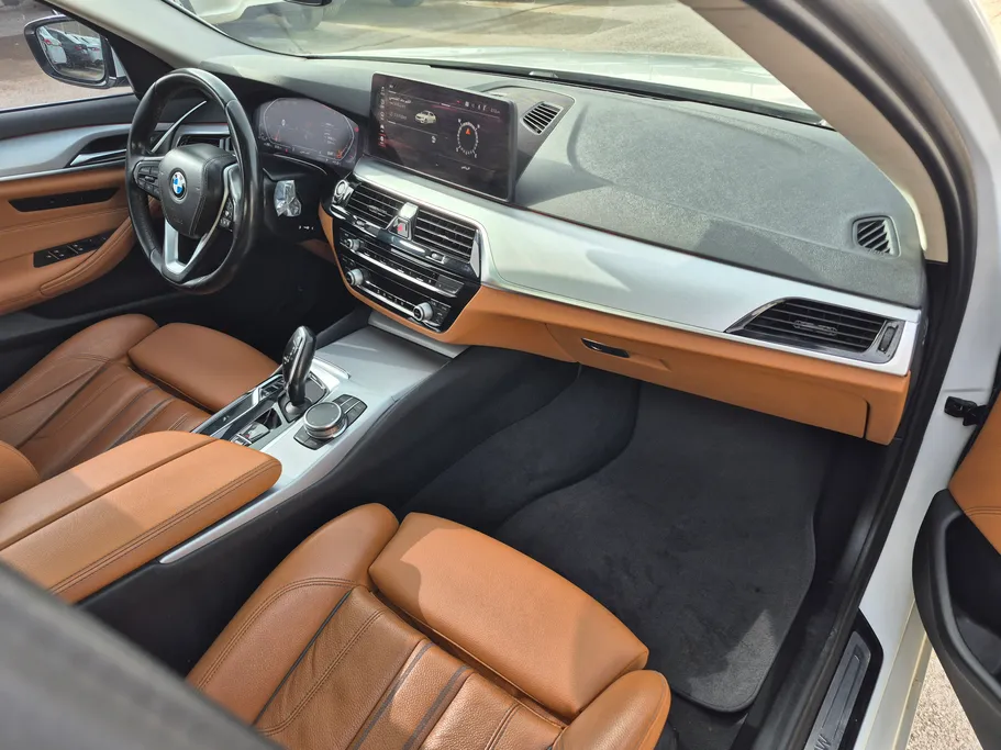 2023 BMW 5 Series 520i 