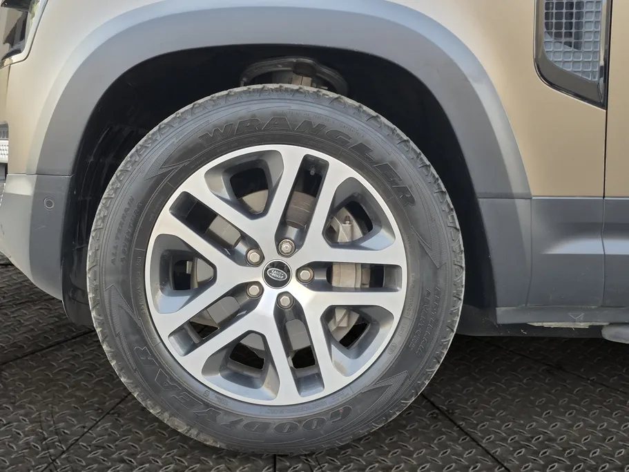 لاند روفر ديفندر HSE P400 2021 