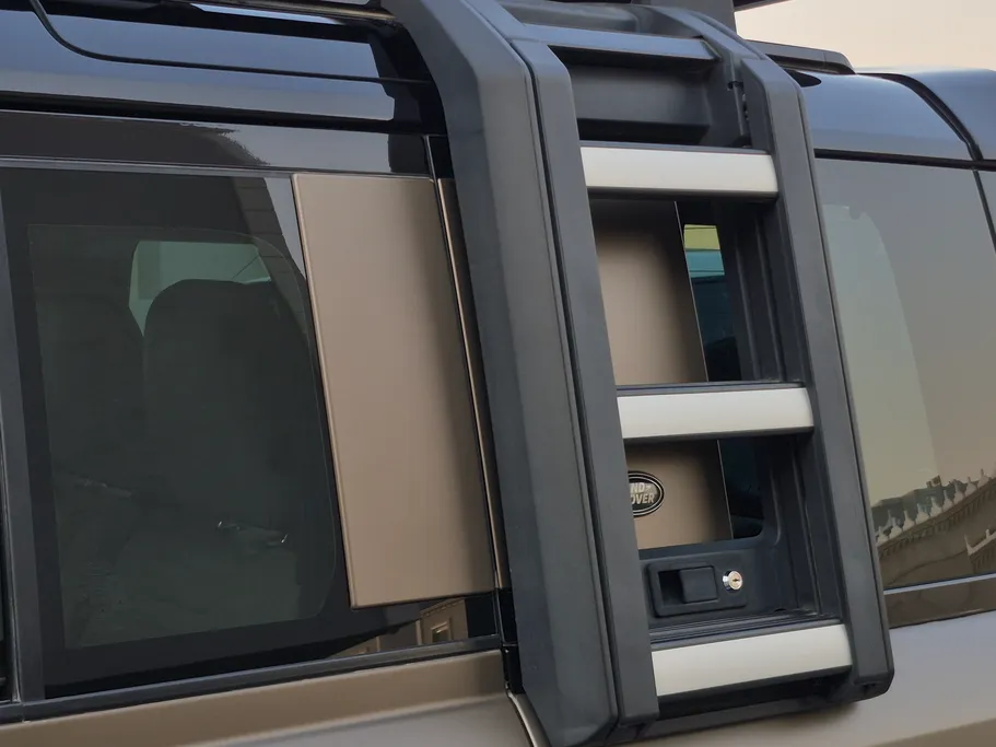 لاند روفر ديفندر HSE P400 2021 