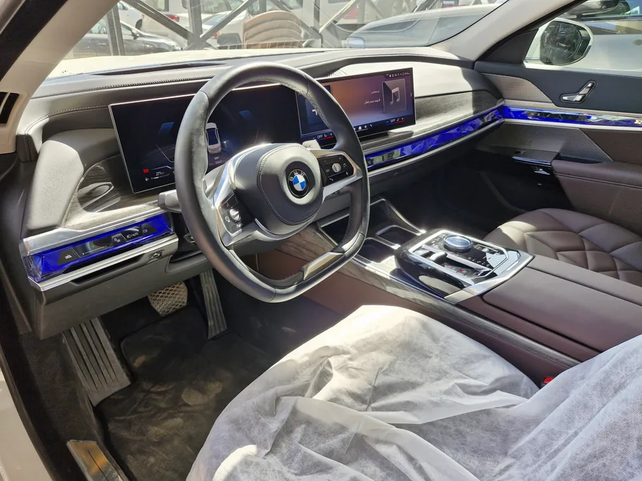 بي ام دبليو الفئة السابعة 735i 2025 