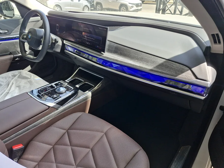 بي ام دبليو الفئة السابعة 735i 2025 
