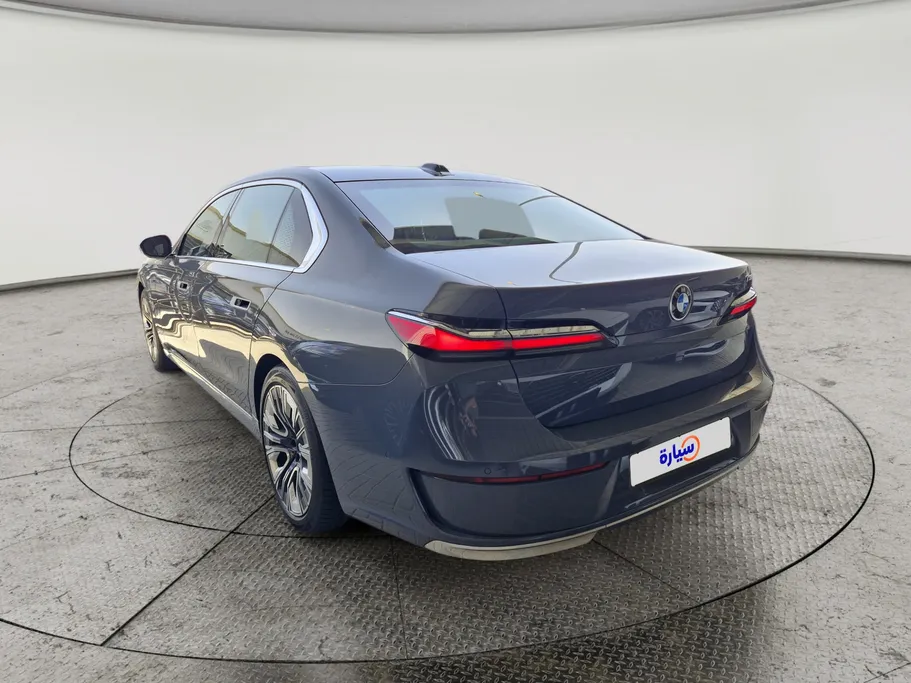 بي ام دبليو الفئة السابعة 735i 2023 