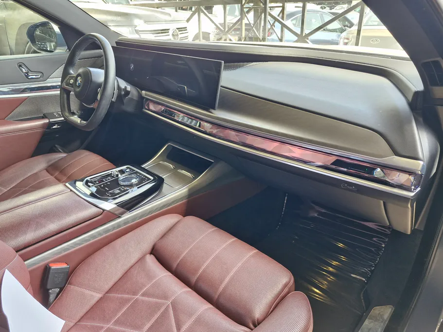 بي ام دبليو الفئة السابعة 735i 2023 