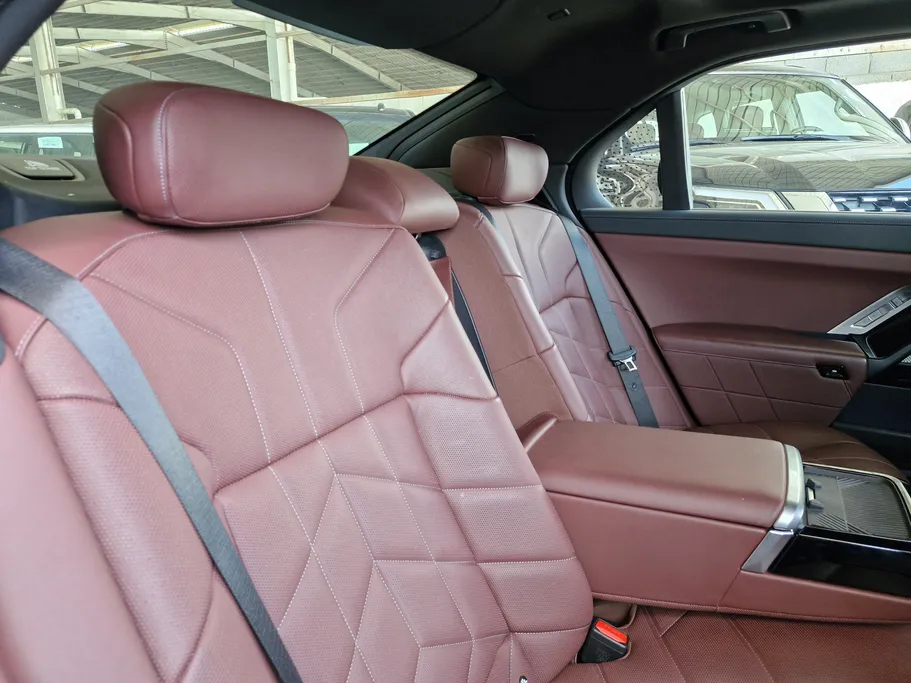 بي ام دبليو الفئة السابعة 735i 2023 