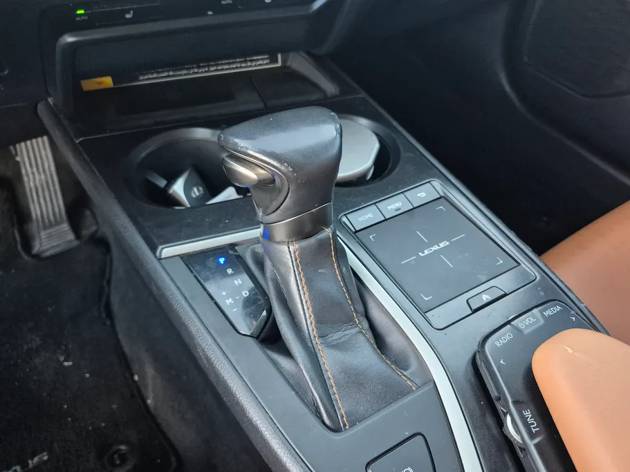 لكزس UX 200 2019 