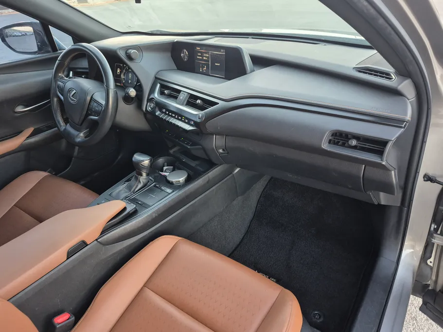 لكزس UX 200 2019 