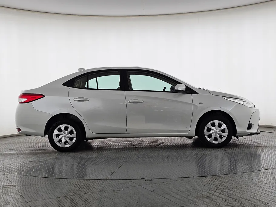 2022 Toyota Yaris  Y 