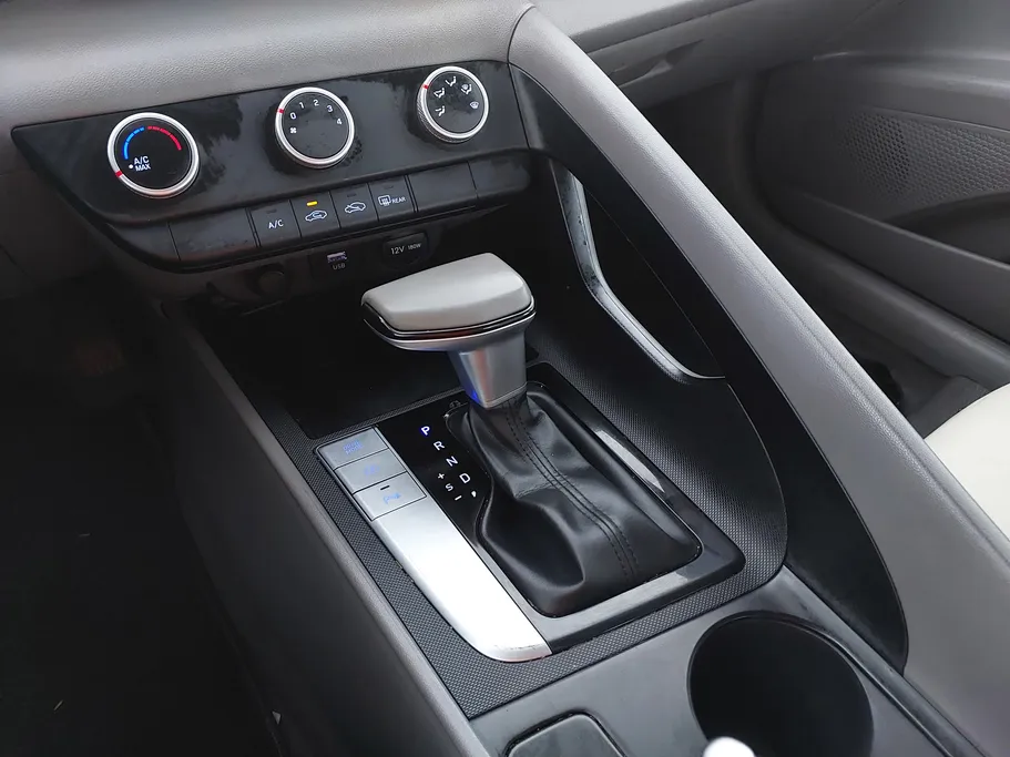 2022 Hyundai Elantra Smart 