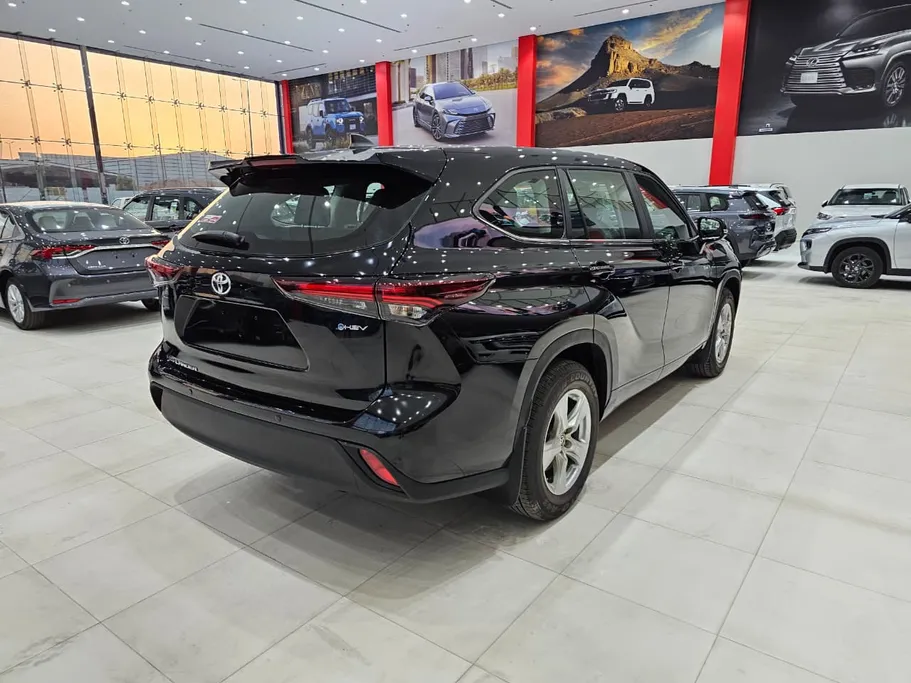 2025 Toyota Highlander LE 