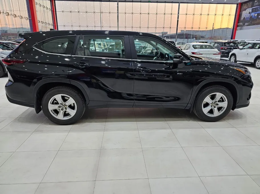 2025 Toyota Highlander LE 