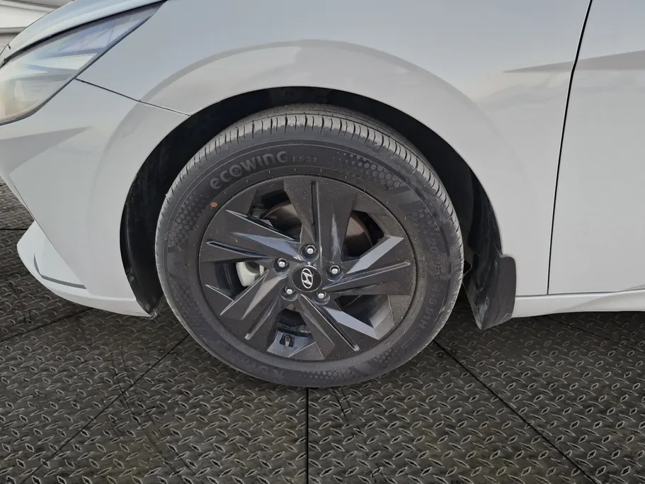2023 Hyundai Elantra Smart 