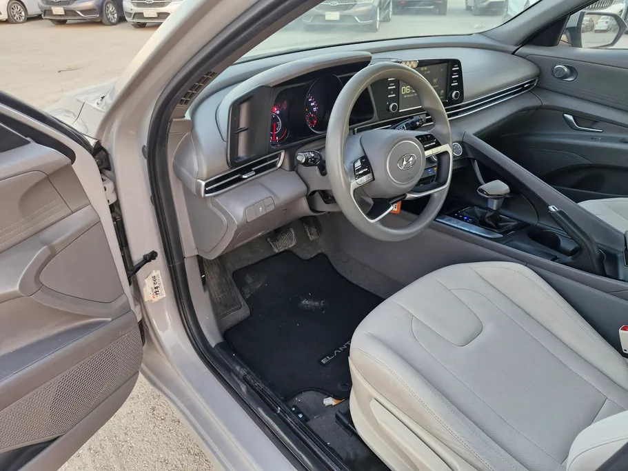 2023 Hyundai Elantra Smart 